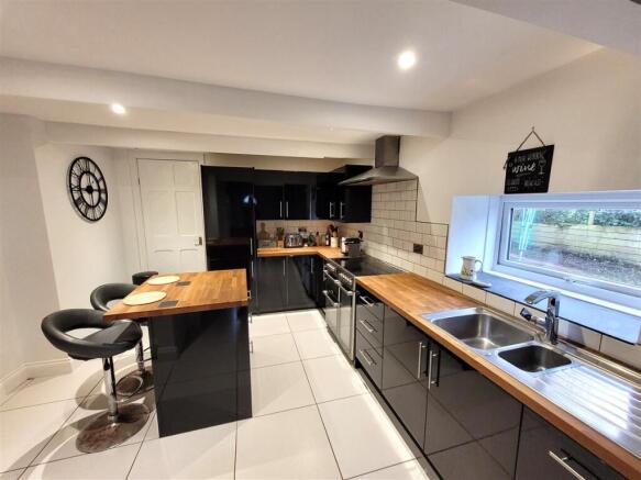KITCHEN/BREAKFAST