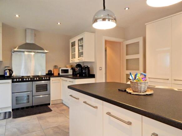 Fitted Kitchen/ Brea