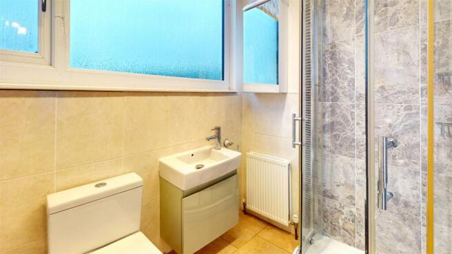 8-Farnley-Lane-Bathroom 1.jpg