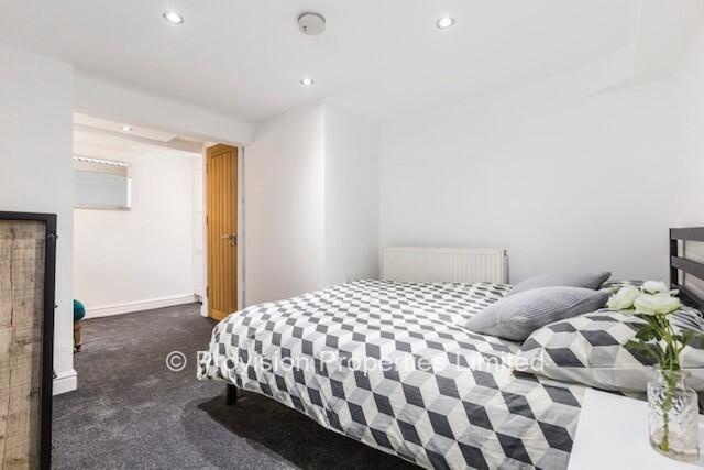 5 bed Terraced to rent Image 12