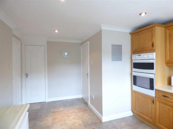 Kitchen (2nd pic)