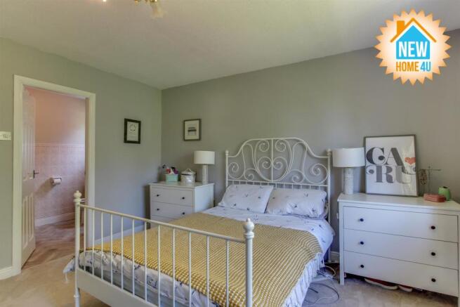 MAIN BEDROOM: