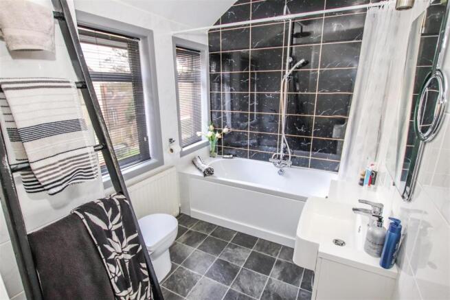 FIRST FLOOR FAMILY BATHROOM