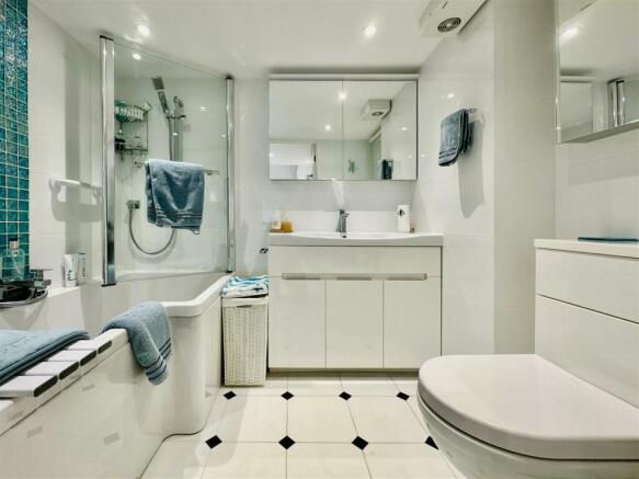Main Bathroom.JPG