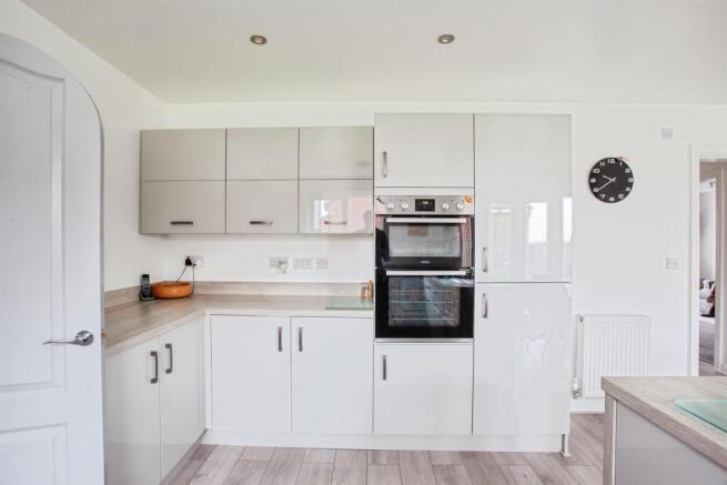 4 bed Detached for sale Image 10