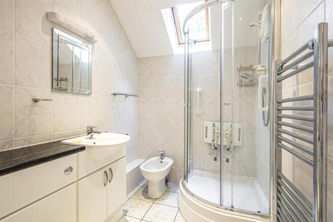 2 bed Apartment to rent Image 9