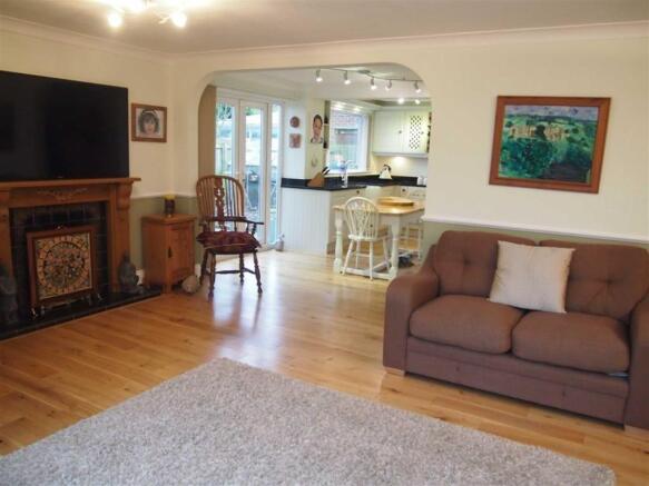 LIVING/DINING ROOM