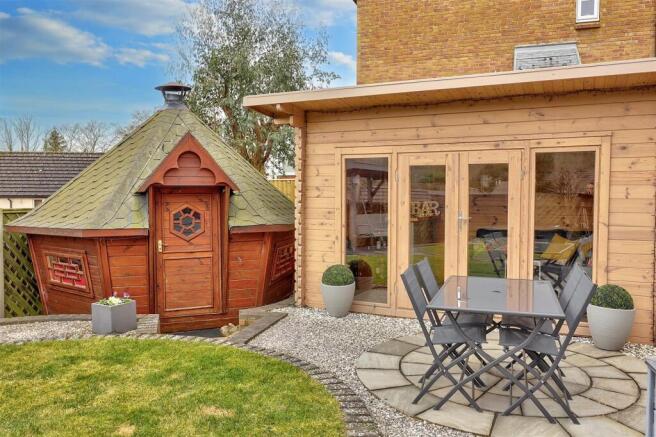 Hut / Summerhouse