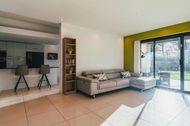 6 bed Detached for sale Image 7