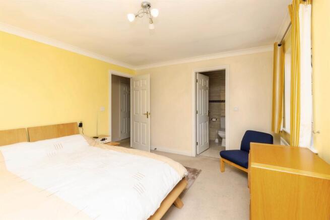 4 bed Detached for sale Image 8