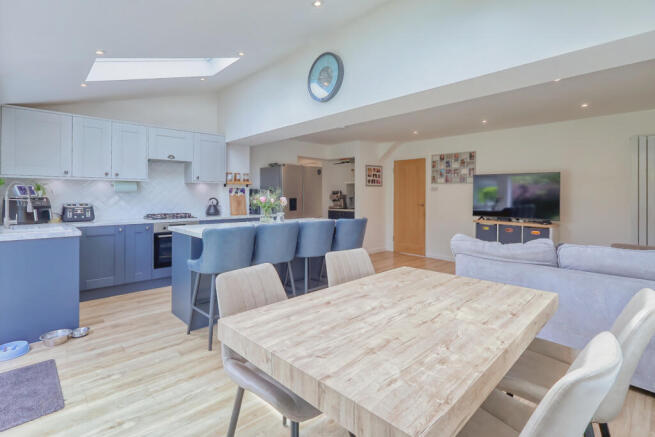 Hillfield Close, High Wycombe, Buckinghamshire, HP13 photo 4