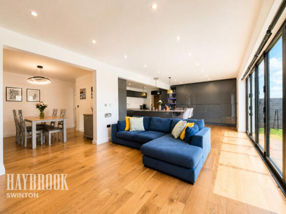 5 bed Detached for sale Image 10
