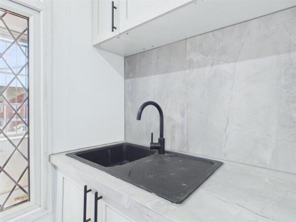 1 bed Apartment to rent Image 6
