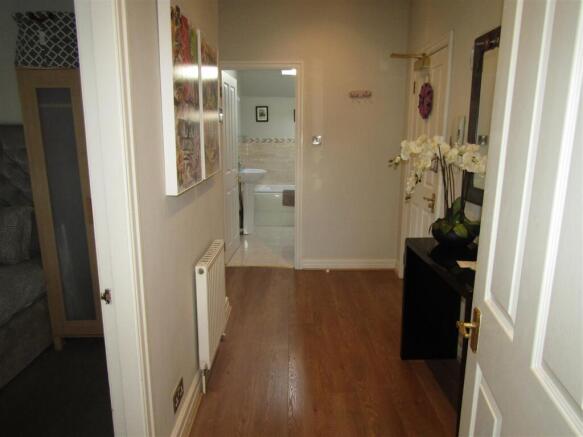 2 bed Apartment to rent Image 8