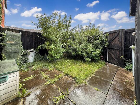 Enclosed Rear Garden 883