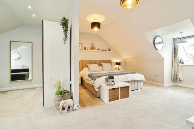 5 bed Detached for sale Image 4