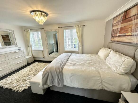 PRINCIPAL BEDROOM SUITE