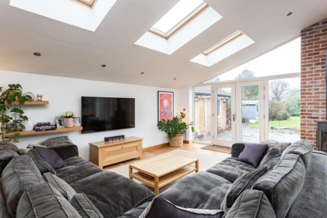 5 bed House for sale Image 7
