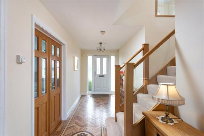 5 bed Detached for sale Image 9