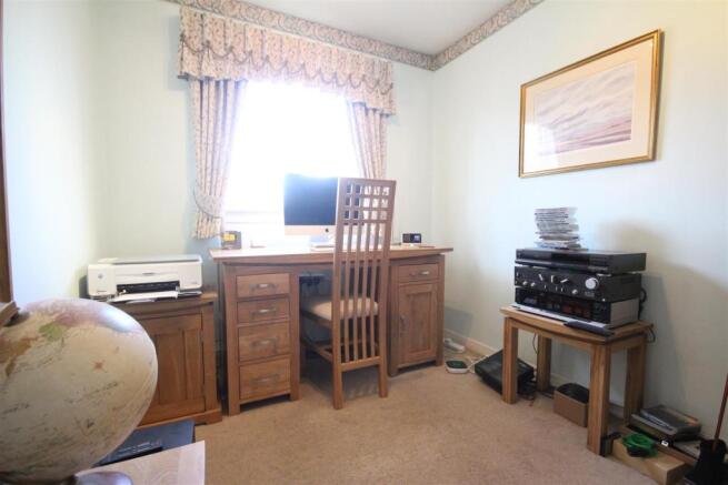 Bedroom/ Office