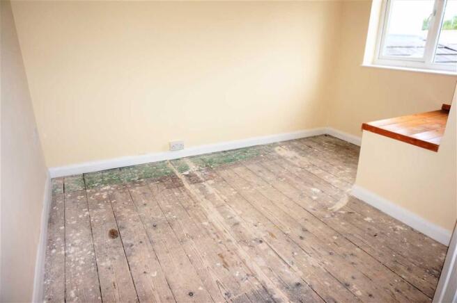 BACK BEDROOM 3 :