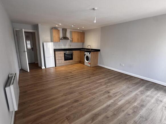 1 bed Ground Flat to rent Image 4