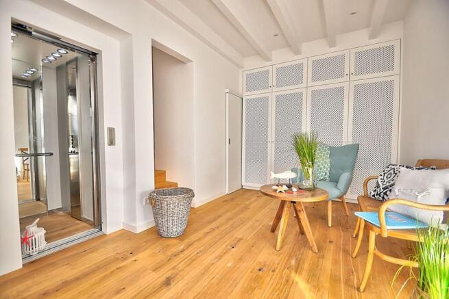 Entry with elevator