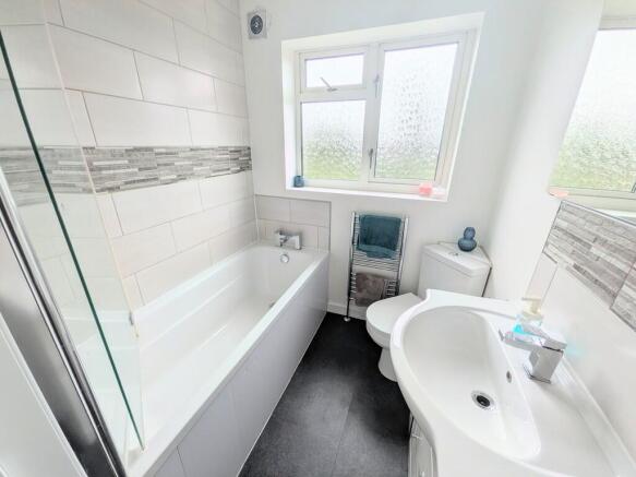 4 bed Semi-Detached for sale Image 8