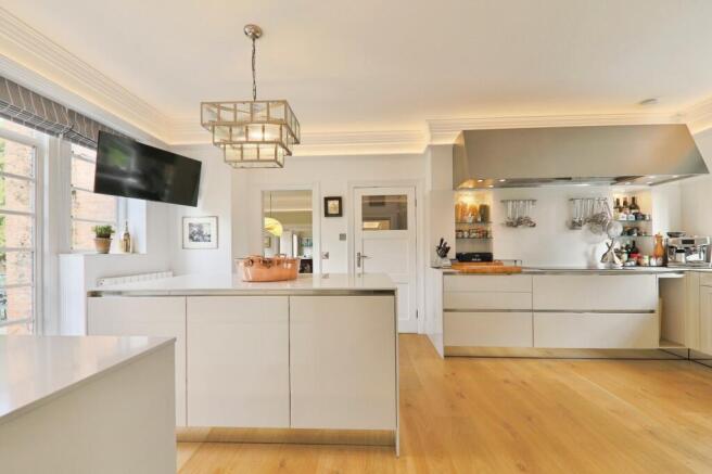 5 bed Detached for sale Image 5