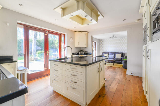 6 bed Detached for sale Image 6