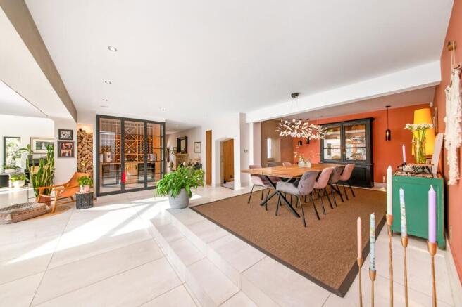5 bed Detached for sale Image 10