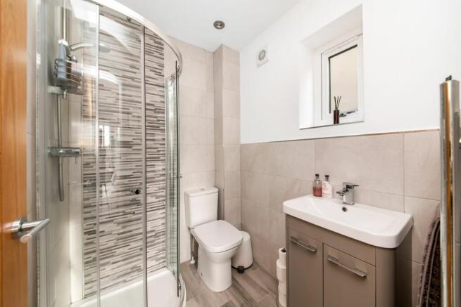 EN-SUITE SHOWER ROOM