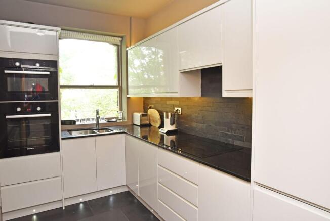 2 bed Flat to rent Image 4