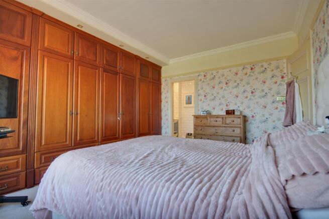 4 bed Semi-Detached for sale Image 8