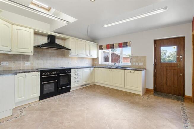 3 bed Semi-Detached for sale Image 9
