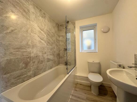 3 bed Semi-Detached to rent Image 11