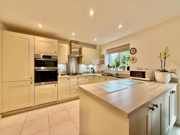 4 bed Semi-Detached for sale Image 12