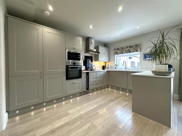 STUNNING Modern Kitchen 824