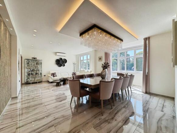 Lounge/dining area