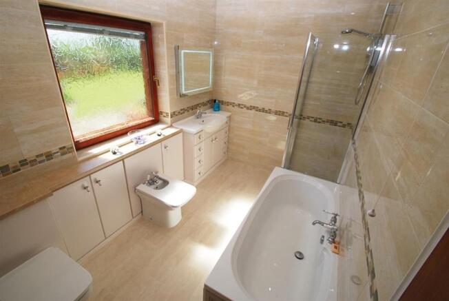 en-suite bathroom to