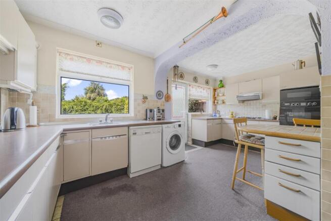 18 Redford Road, SL4 5SS9.jpg