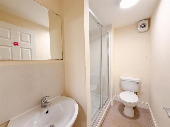 4 bed House to rent Image 7