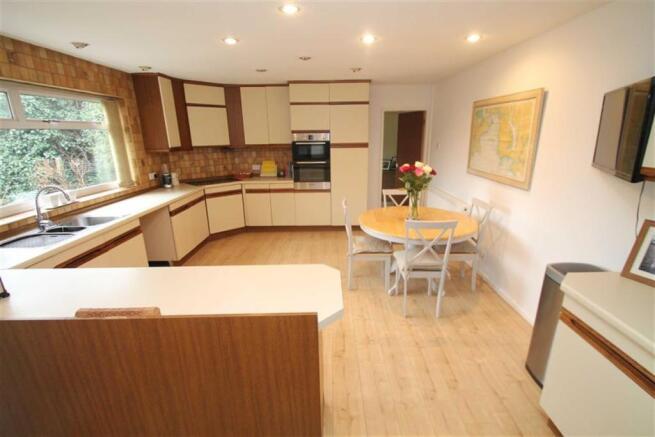 KITCHEN/BREAKFAST RO