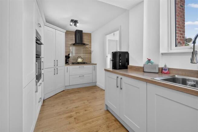 4 bed Semi-Detached for sale Image 8
