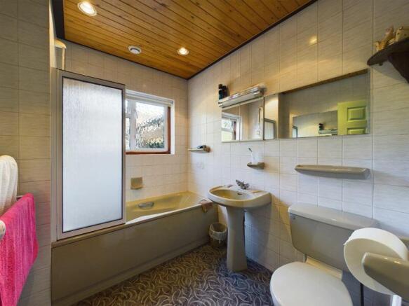 GROUND FLOOR BATHROOM
