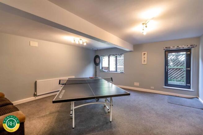 6 bed Detached for sale Image 11