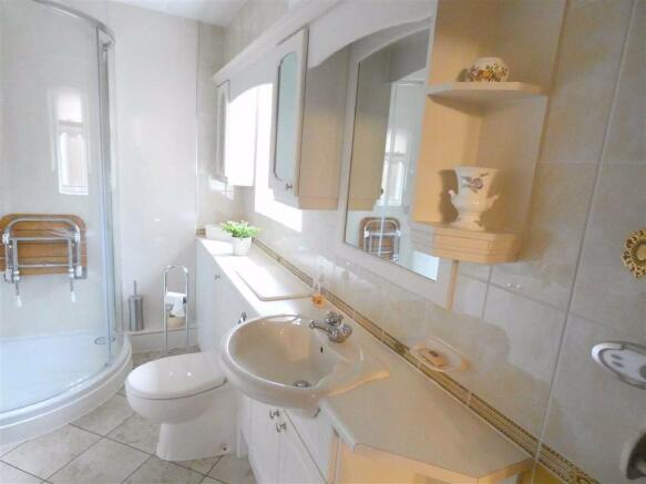 LARGE SHOWER ROOM