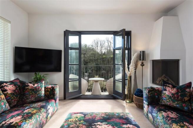 5 bed Detached for sale Image 5