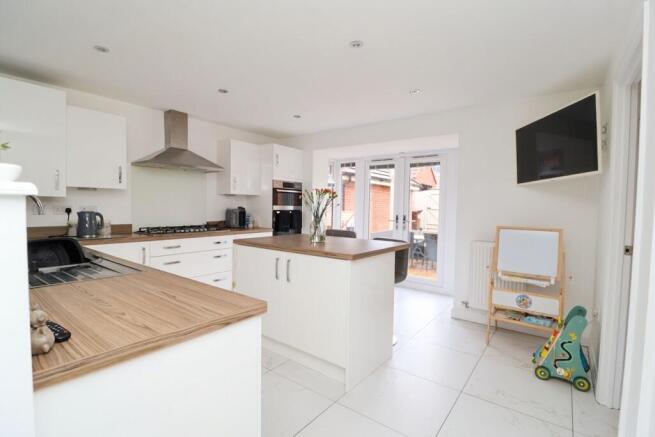 4 bed Detached for sale Image 7