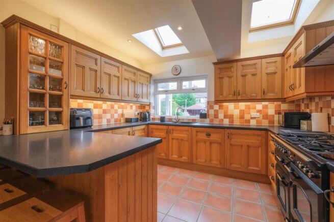 5 bed Semi-Detached for sale Image 8